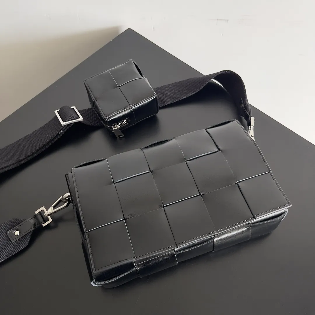 Batch 2120 bv two-in-one cassette bag has a more casual and casual cool. The leather is stiff and has a slight leather luster. Different colors are available. 🙈 The crossbody bag that handsome guys love to carry when going out is super handsome. It is fashionable and fashionable~ The capacity is very sufficient for daily commuting. The small bag can hold headphones. One bag is multi-purpose! ! Style number: 741777 Size: 26*16*6.5cm